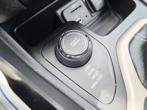 Used 2014 Jeep Cherokee Latitude w/ Cold Weather Group image 21