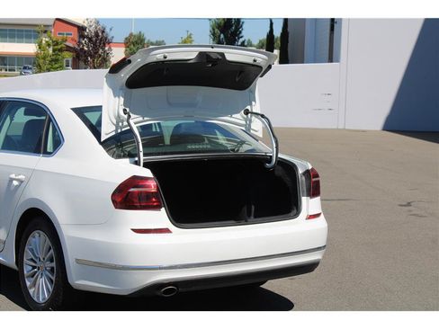 Used 2017 Volkswagen Passat 1.8T SE FWD image 29