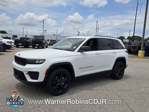 Used 2023 Jeep Grand Cherokee Altitude AWD/4WD image 3