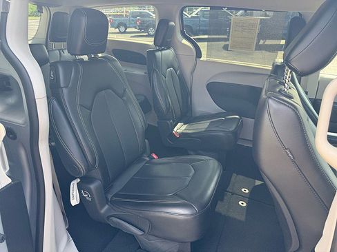Used 2024 Chrysler Pacifica Touring-L FWD image 15