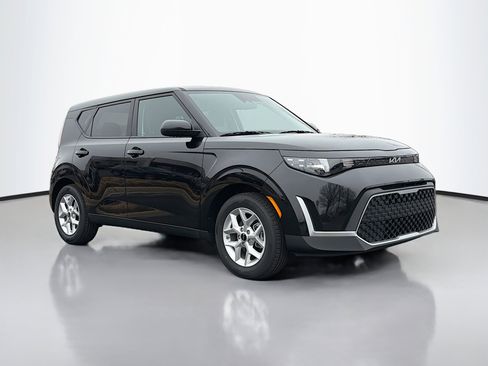 Used 2025 Kia Soul LX image 1