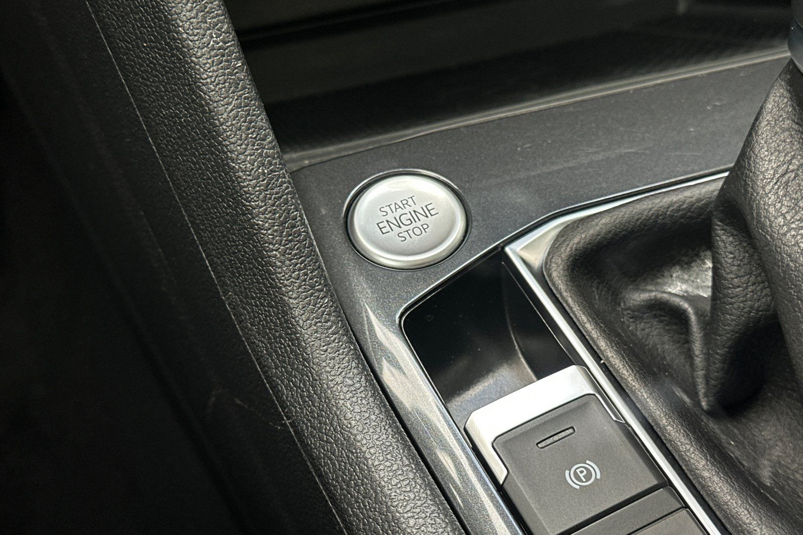 Used 2023 Volkswagen Tiguan SE w/ Panoramic Sunroof Package FWD image 23