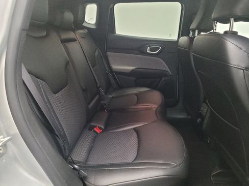 Used 2025 Jeep Compass Latitude AWD/4WD image 19