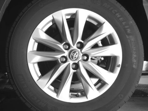 Certified 2024 Toyota Corolla Cross LE w/ Moonroof Package image 13