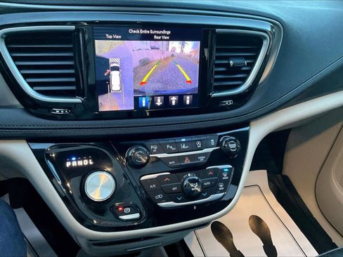 Used 2018 Chrysler Pacifica Limited w/ Tire & Wheel Group image 15