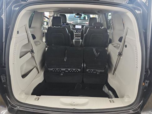 Used 2023 Chrysler Pacifica Touring-L FWD image 21