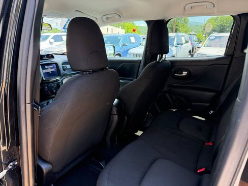 Used 2023 Jeep Renegade Latitude AWD/4WD image 17
