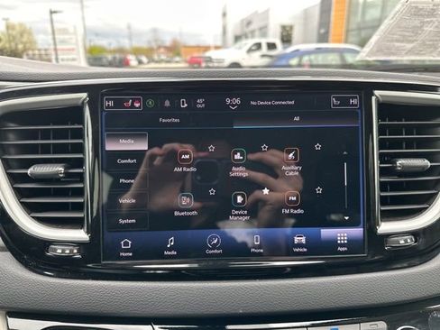 Used 2024 Chrysler Pacifica Touring-L FWD image 33
