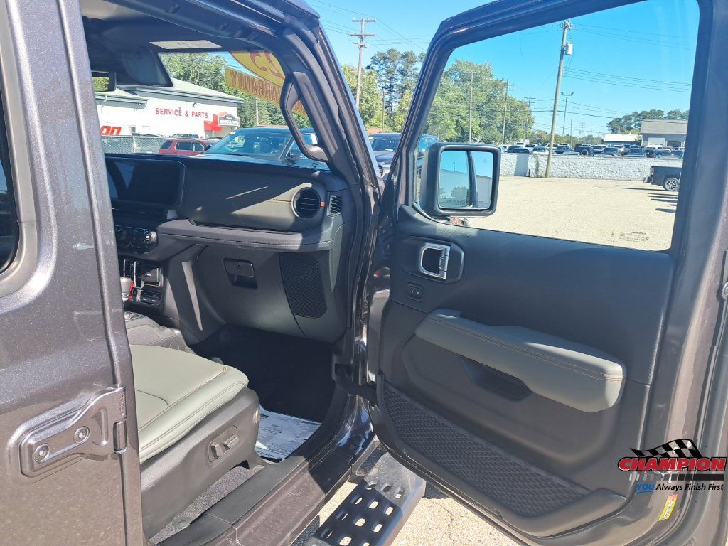 Used 2025 Jeep Gladiator Mojave AWD/4WD image 16
