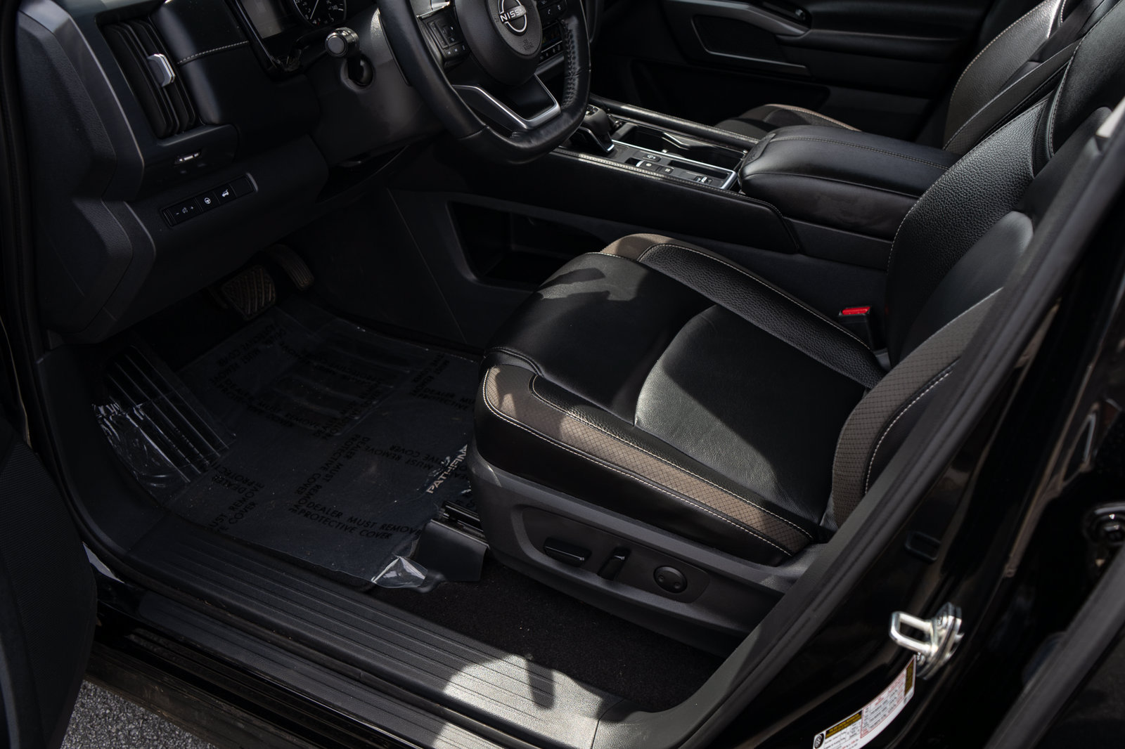 Used 2024 Nissan Pathfinder SL w/ Black Appearance Package FWD image 17
