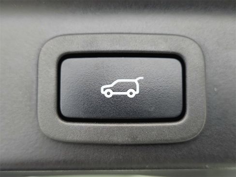 Used 2020 Jaguar F-PACE SVR image 31