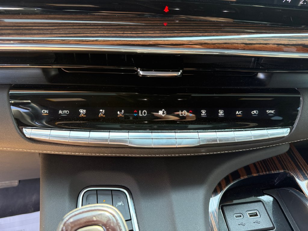 Used 2024 Cadillac Escalade ESV Premium Luxury AWD/4WD image 31