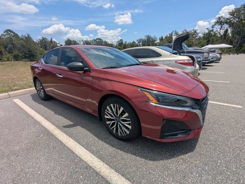Used 2025 Nissan Altima 2.5 SV FWD image 1