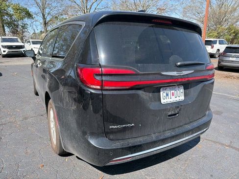 Used 2025 Chrysler Pacifica Select image 9