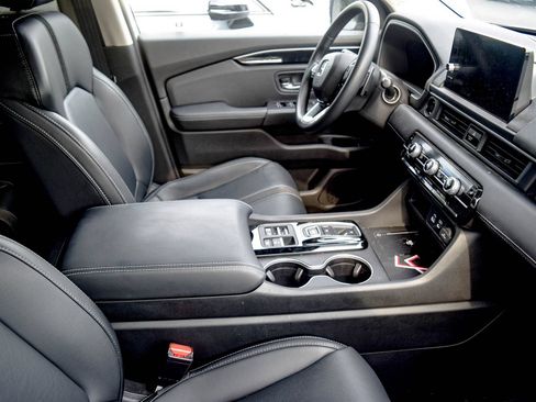 Used 2025 Honda Pilot Touring image 8