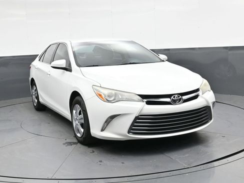 Used 2016 Toyota Camry LE image 1