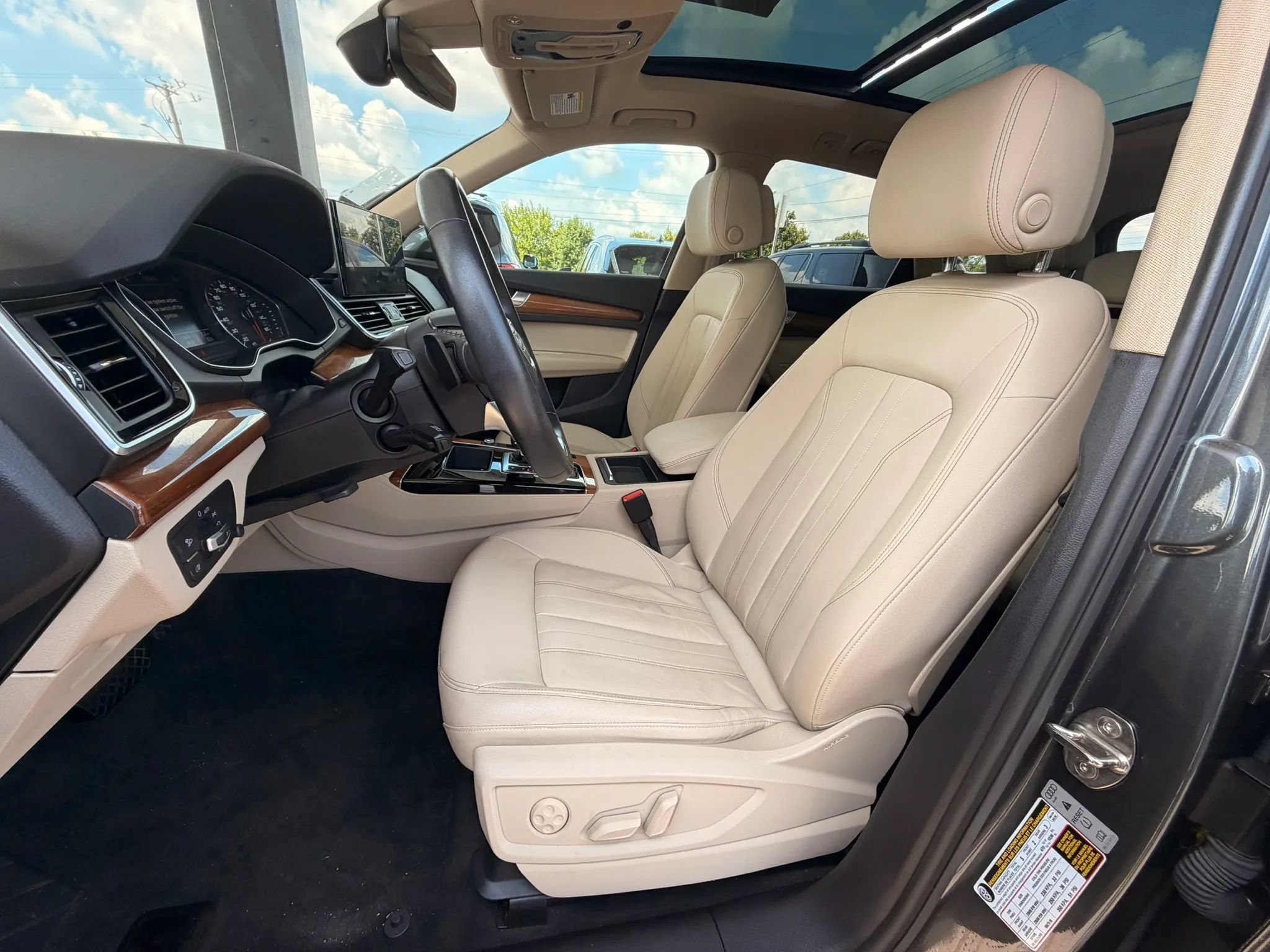Used 2022 Audi Q5 2.0T Premium w/ Convenience Package AWD/4WD image 9