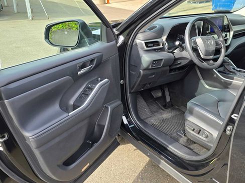 Used 2024 Toyota Highlander XLE AWD/4WD image 20