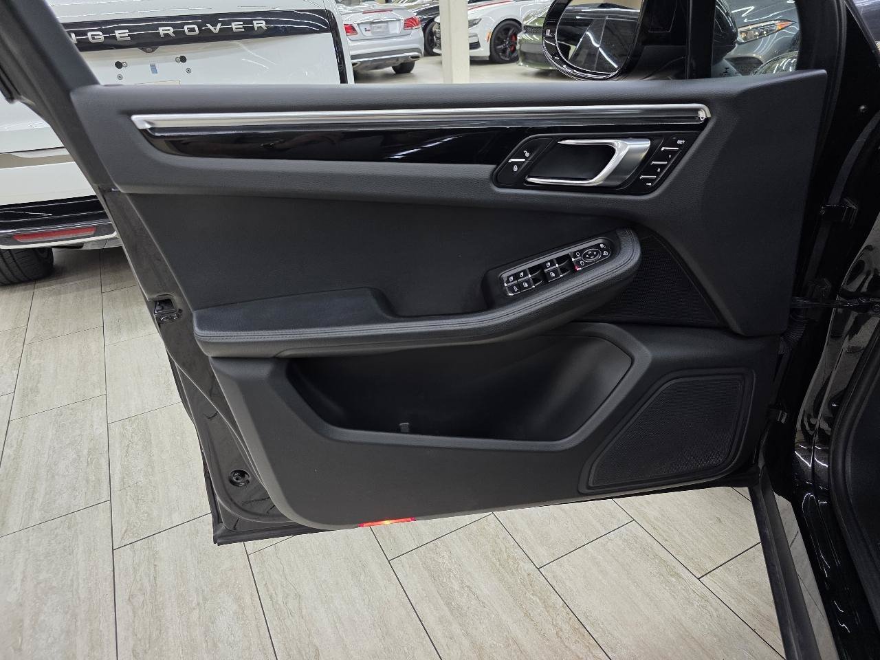 Used 2018 Porsche Macan AWD/4WD image 36