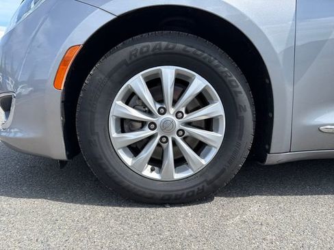 Used 2017 Chrysler Pacifica Touring-L FWD image 26