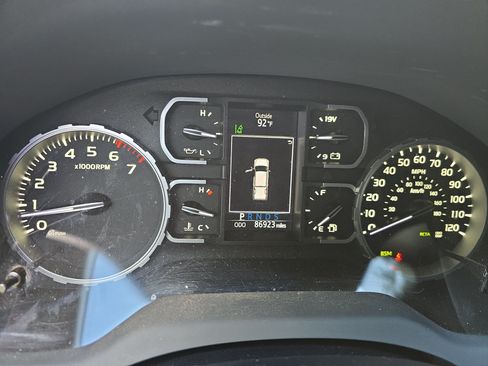 Used 2020 Toyota Tundra SR5 w/ SR5 Convenience Package AWD/4WD image 17