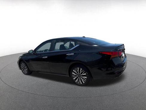 Used 2025 Nissan Altima 2.5 SV FWD image 10