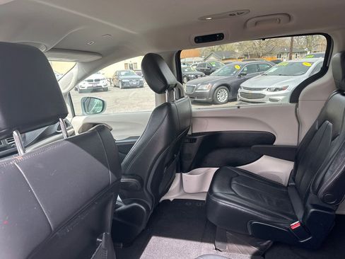 Used 2018 Chrysler Pacifica Touring-L image 35