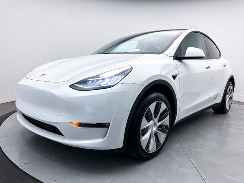 Used 2021 Tesla Model Y Long Range image 11
