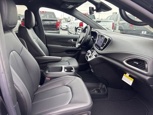 New 2026 Chrysler Pacifica Select image 13