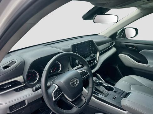Used 2022 Toyota Highlander LE FWD image 9