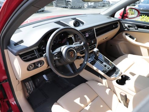 Used 2025 Porsche Macan AWD/4WD image 17
