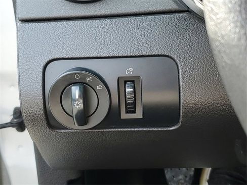 Used 2005 Ford Mustang Deluxe image 21