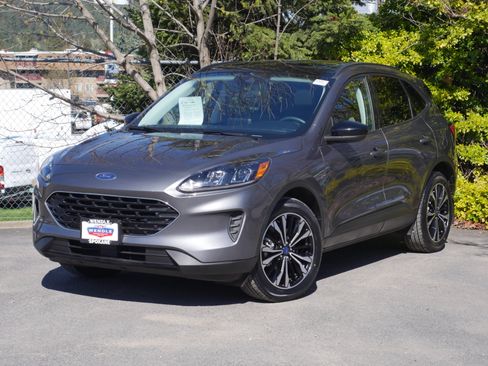 Used 2022 Ford Escape SE w/ SE Sport Appearance Package image 2
