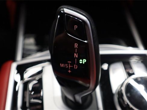 Certified 2022 BMW ALPINA B7 xDrive w/ Luxury Rear Seating Package image 32