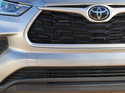 Used 2021 Toyota Highlander L image 10