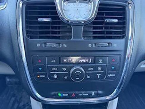Used 2014 Chrysler Town & Country Touring-L image 11