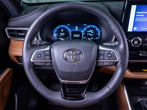 Used 2023 Toyota Highlander Platinum AWD/4WD image 16