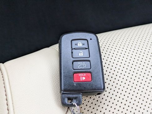 Used 2019 Toyota Highlander Limited FWD image 30