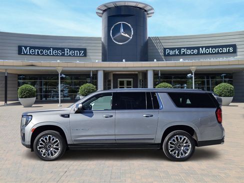 Used 2023 GMC Yukon XL Denali Ultimate image 3