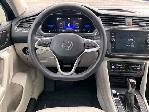 Used 2022 Volkswagen Tiguan SE image 16