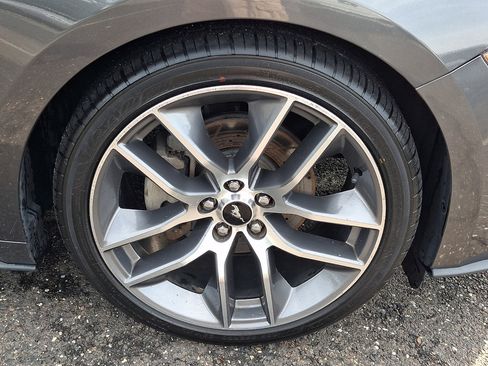 Used 2018 Ford Mustang Coupe RWD image 9