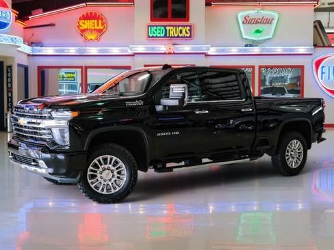 Used 2022 Chevrolet Silverado 3500 High Country w/ Technology Package AWD/4WD image 2