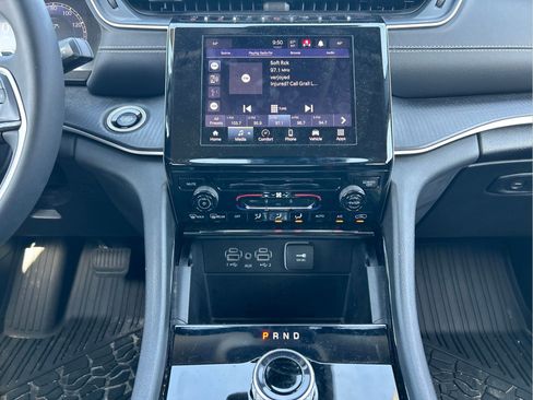 Certified 2023 Jeep Grand Cherokee Laredo AWD/4WD image 17