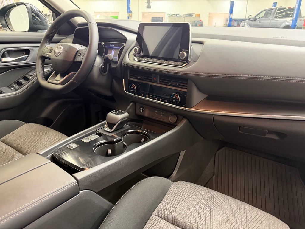 Used 2026 Nissan Rogue SV FWD image 12