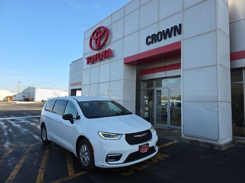 Used 2024 Chrysler Pacifica Touring-L image 1