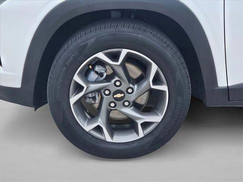 Used 2025 Chevrolet Trax LT w/ LT Convenience Package FWD image 23