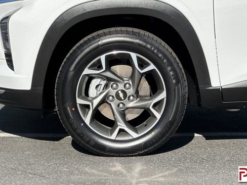 Certified 2025 Chevrolet Trax LT w/ LT Convenience Package FWD image 31