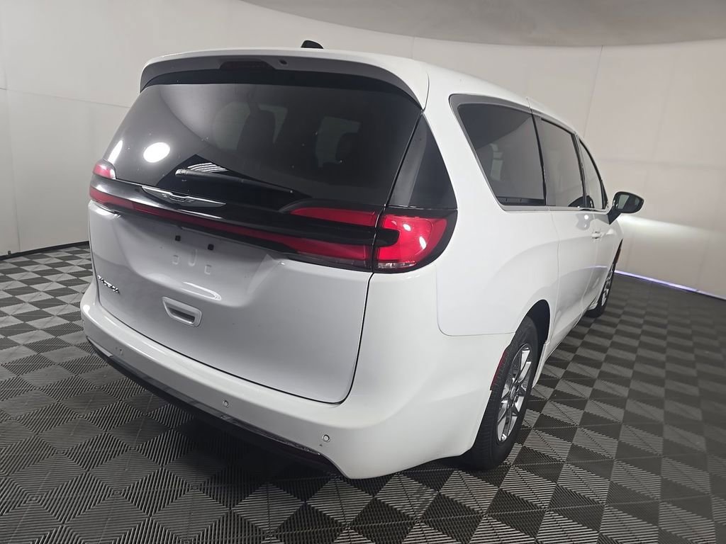 Used 2025 Chrysler Pacifica Select FWD image 4