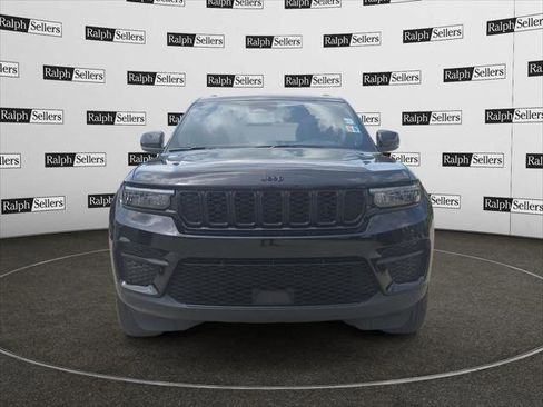 Certified 2025 Jeep Grand Cherokee Altitude AWD/4WD image 8