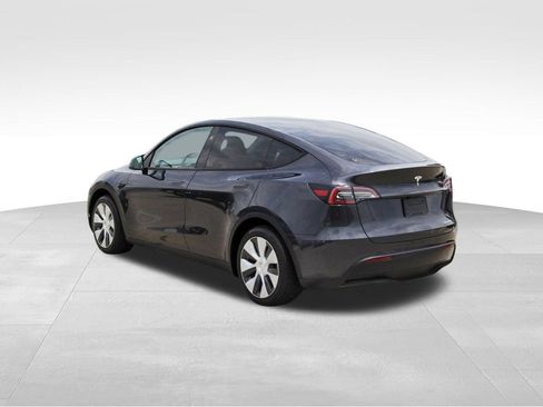 Used 2024 Tesla Model Y Long Range RWD image 3